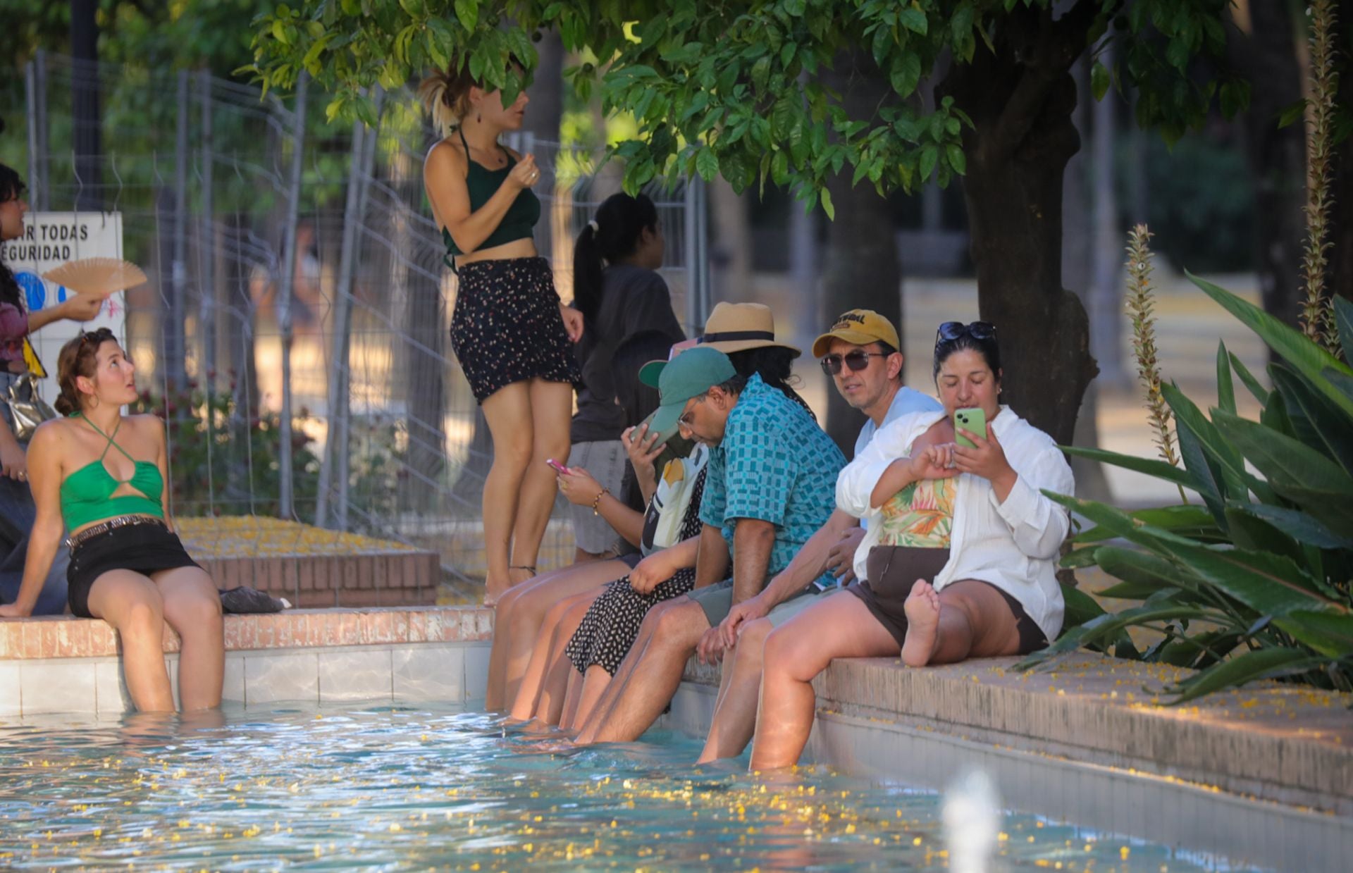 Personas refrescándose en plena ola de calor