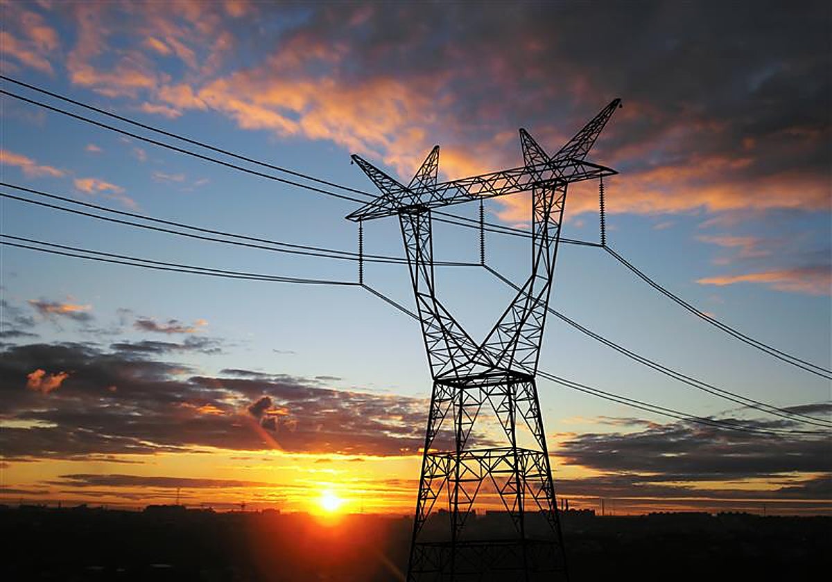 Una de las líneas de transmisión en una imagen de archivo