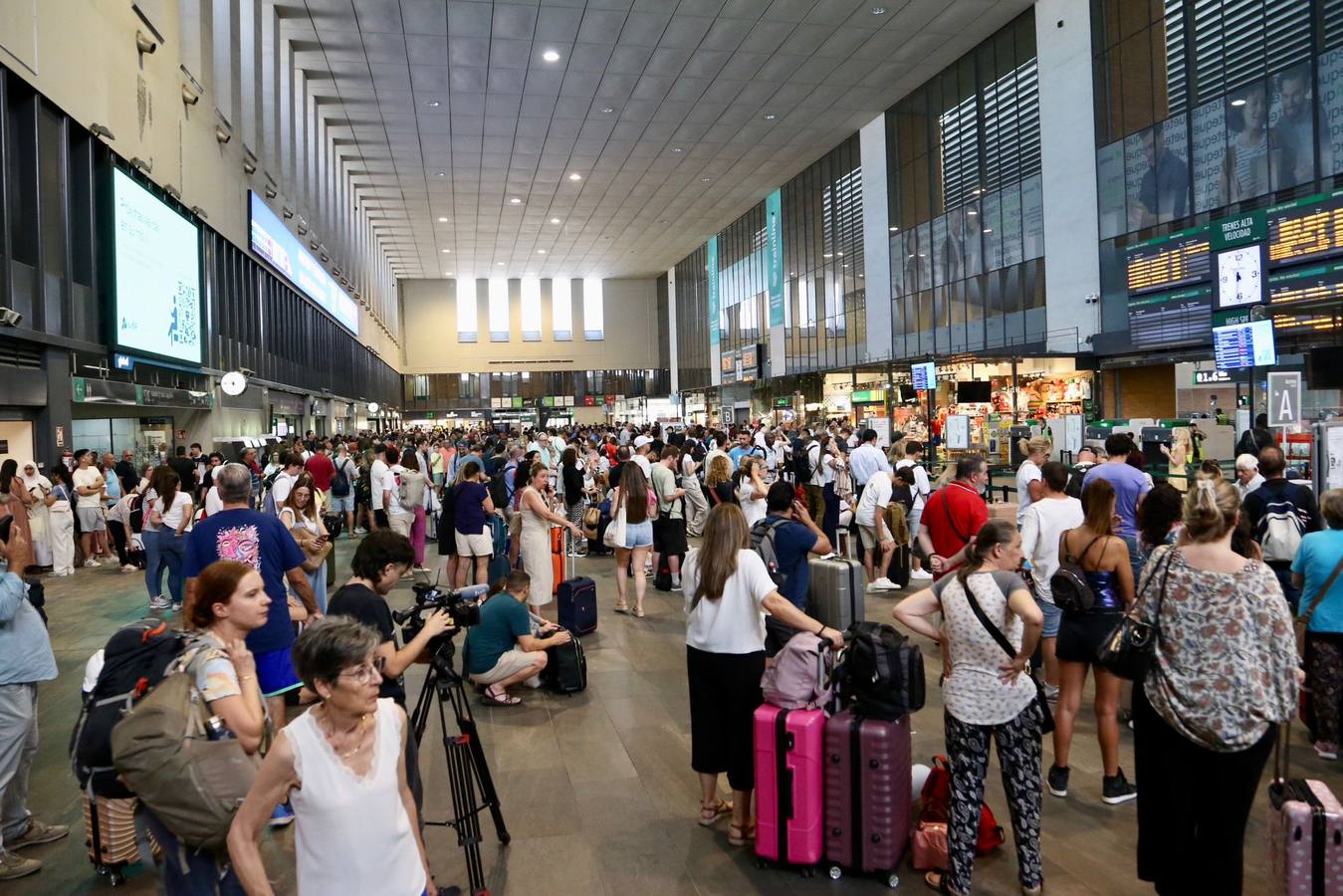 Miles de usuarios abarrotan de nuevo Santa Justa tras una nueva incidencia técnica