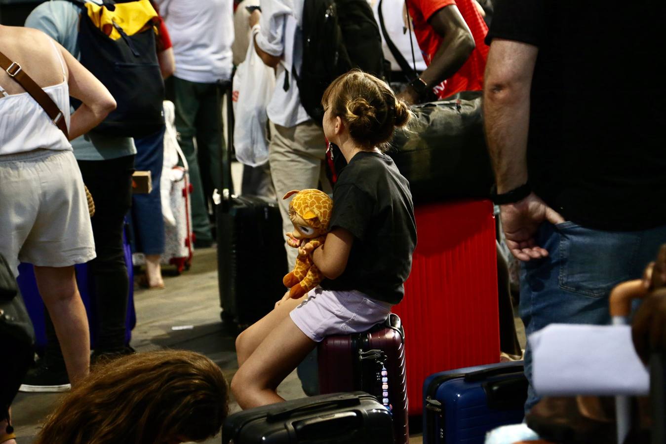 Miles de usuarios abarrotan de nuevo Santa Justa tras una nueva incidencia técnica