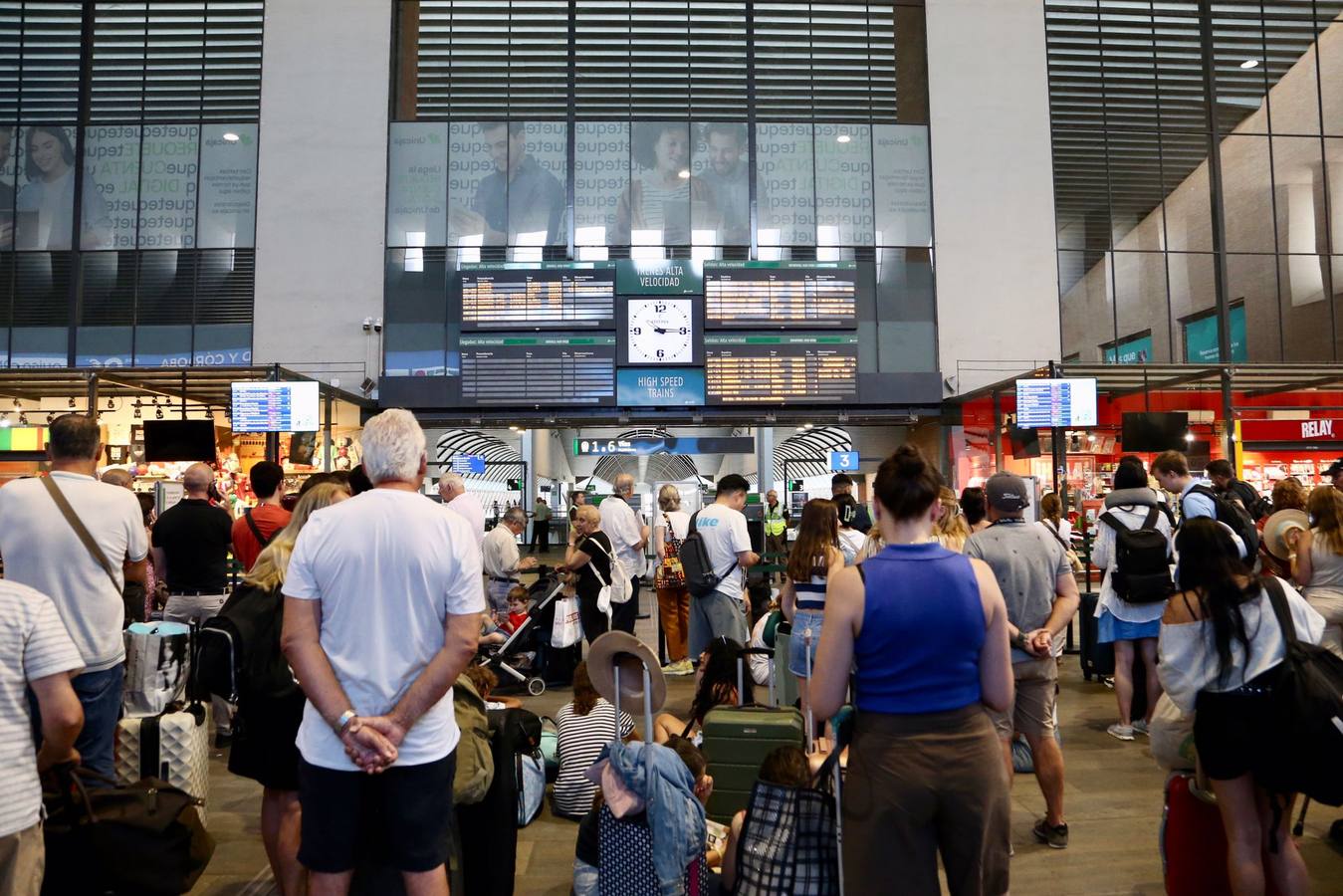 Miles de usuarios abarrotan de nuevo Santa Justa tras una nueva incidencia técnica