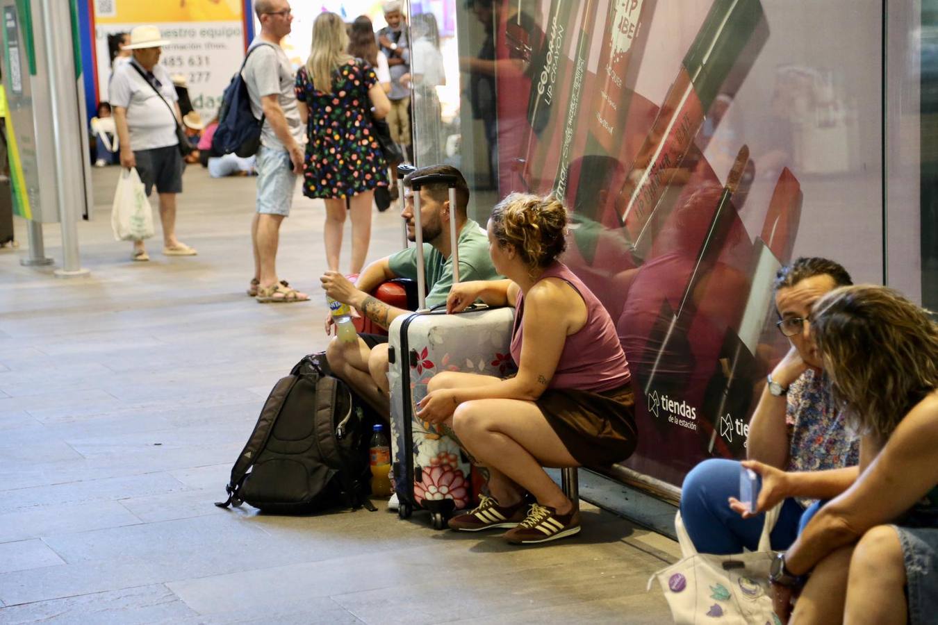 Miles de usuarios abarrotan de nuevo Santa Justa tras una nueva incidencia técnica