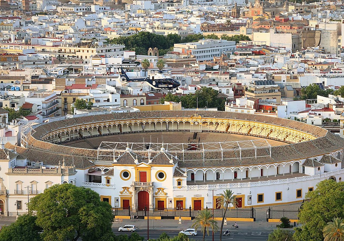 Un helicóptero de la Policía Nacional sobrevuela la ciudad para controlar la seguridad en la cumbre de la ONU
