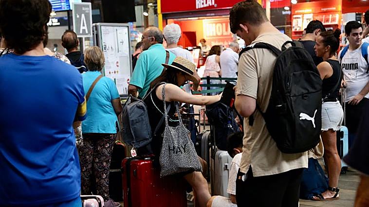 Pasajeros desesperados a la espera de noticias en Santa Justa