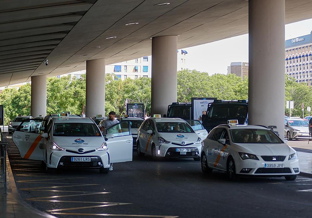Coger un taxi en Santa Justa también ha sido una odisea este martes