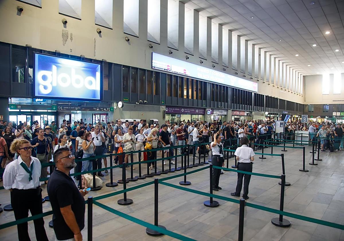 Estación de Santa Justa, ayer por la tarde, aún saturada de viajeros