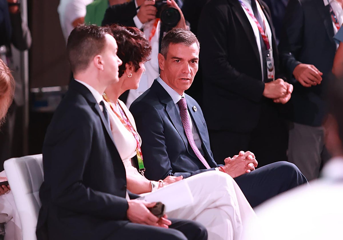 El presidente junto al embajador de España ante la ONU, Héctor Gómez, y la ministra de inclusión, Elma Saiz