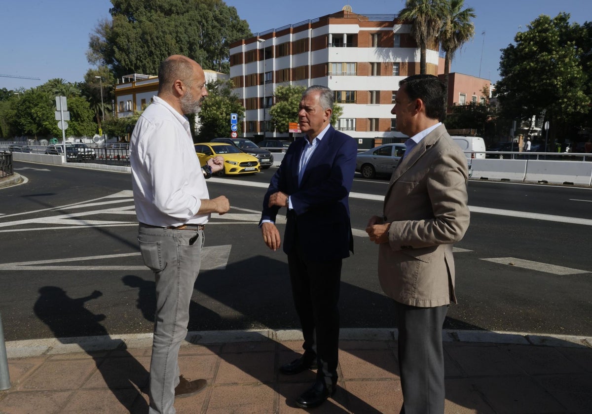 El alcalde José Luis Sanz junto al delegado y al gerente de Urbanismo