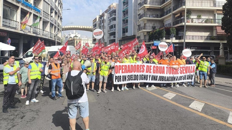 Los operadores de grúa de la construcción de Sevilla acuerdan huelga para los días 15, 16 y 17 de julio