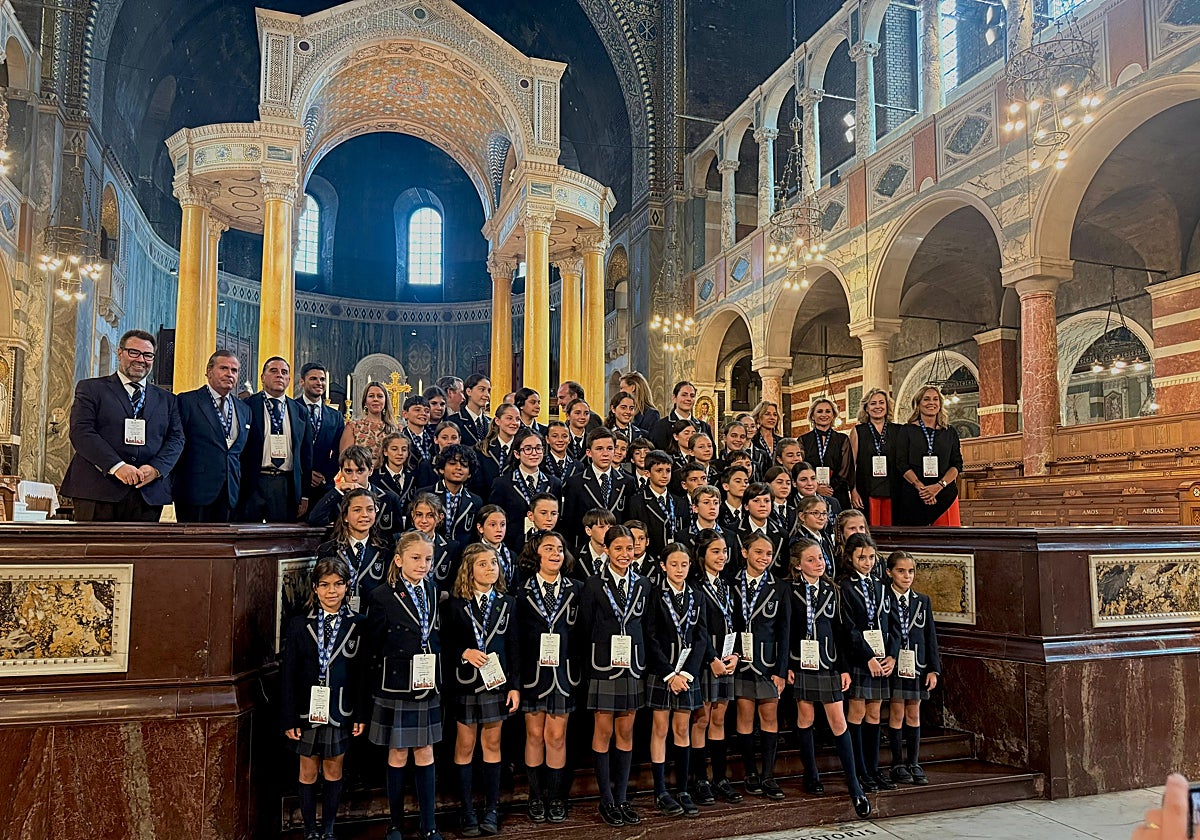 Siempre Así junto a los niños del coro del colegio Yago School de Sevilla