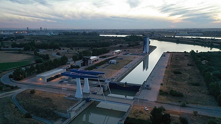 Avanzan las obras para sustituir la rótula de la esclusa rota en el Puerto de Sevilla