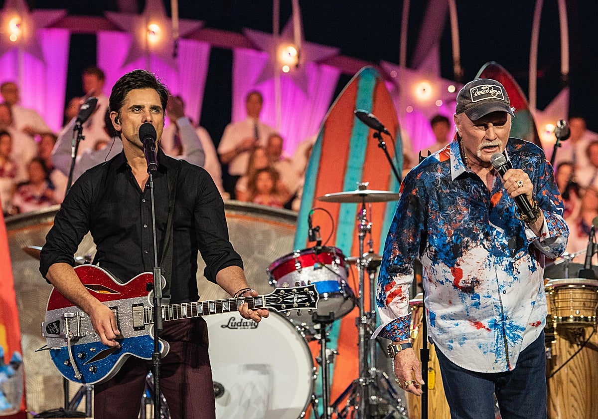 John Stamos actuando junto a Mike Love, cantante de The Beach Boys