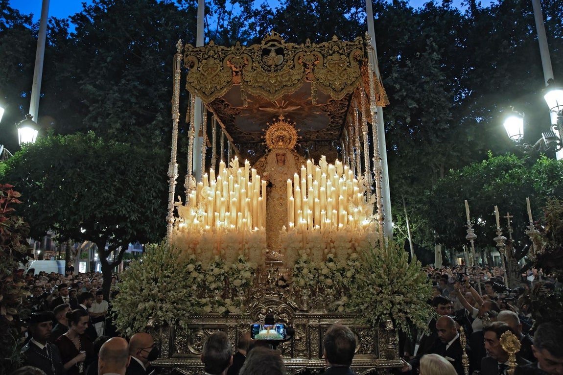 Una multitud de personas acompañó a la Virgen del Rocío hasta su iglesia tras ser coronada en la Catedral de Sevilla