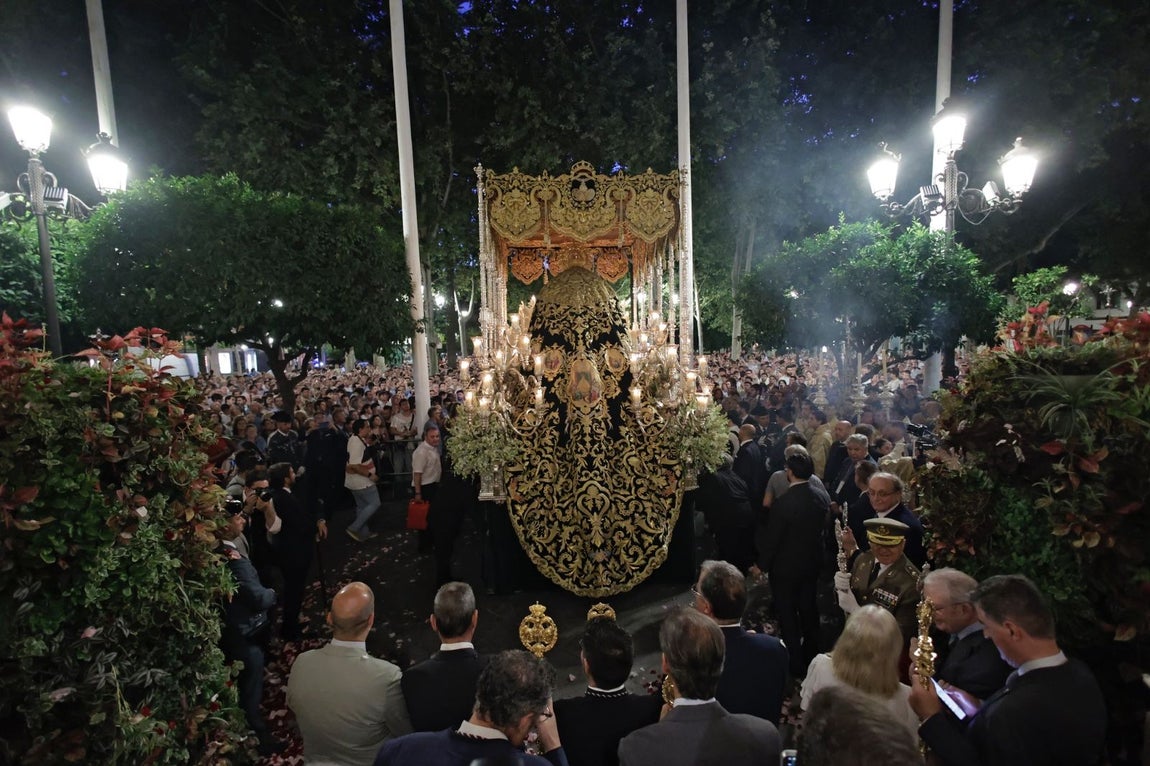 Una multitud de personas acompañó a la Virgen del Rocío hasta su iglesia tras ser coronada en la Catedral de Sevilla