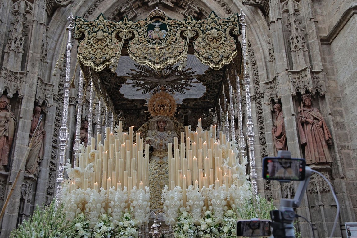 Una multitud de personas acompañó a la Virgen del Rocío hasta su iglesia tras ser coronada en la Catedral de Sevilla