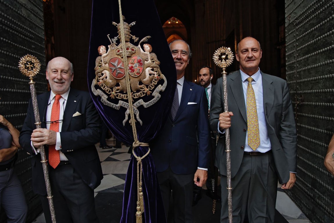 Una multitud de personas acompañó a la Virgen del Rocío hasta su iglesia tras ser coronada en la Catedral de Sevilla