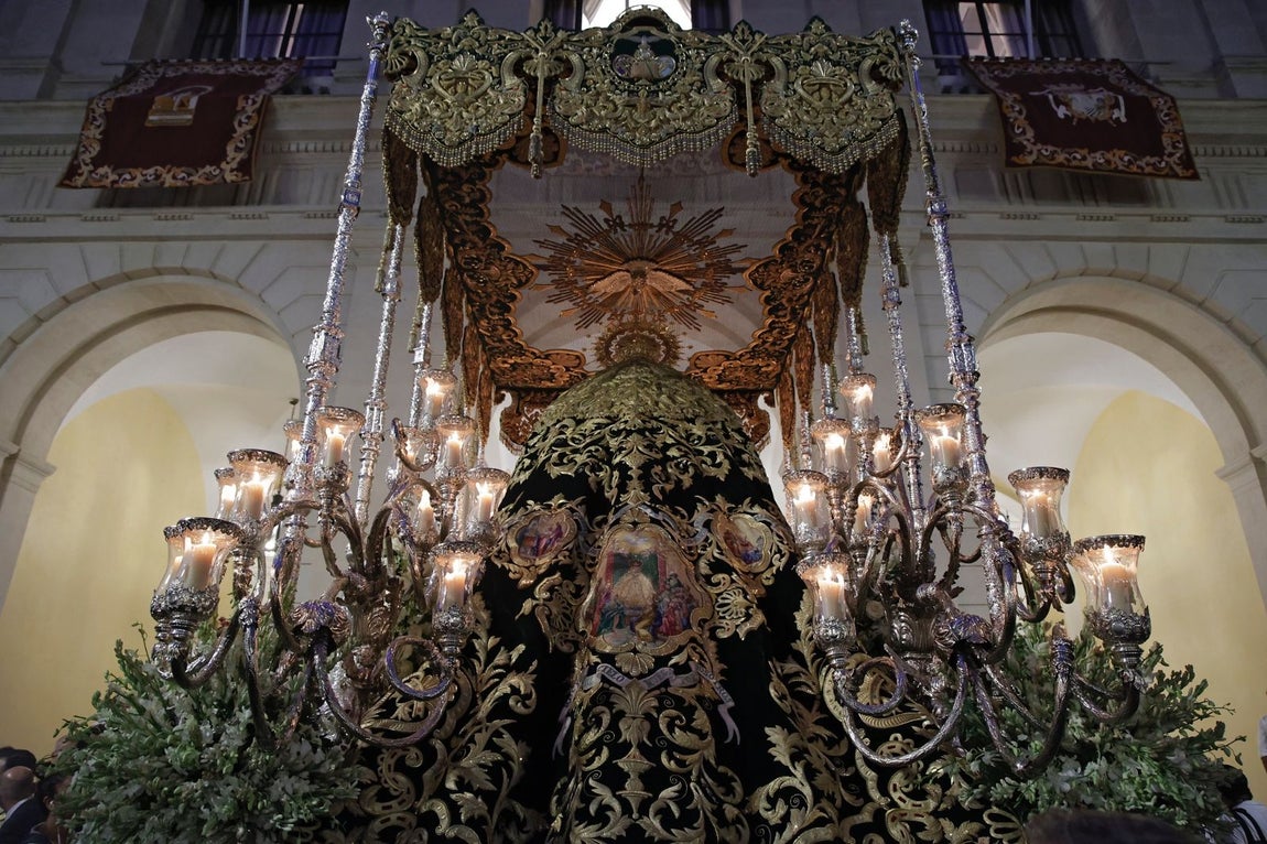 Una multitud de personas acompañó a la Virgen del Rocío hasta su iglesia tras ser coronada en la Catedral de Sevilla