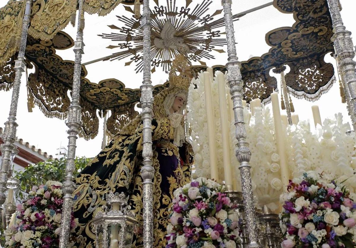 La Virgen del Rocío en su paso de palio