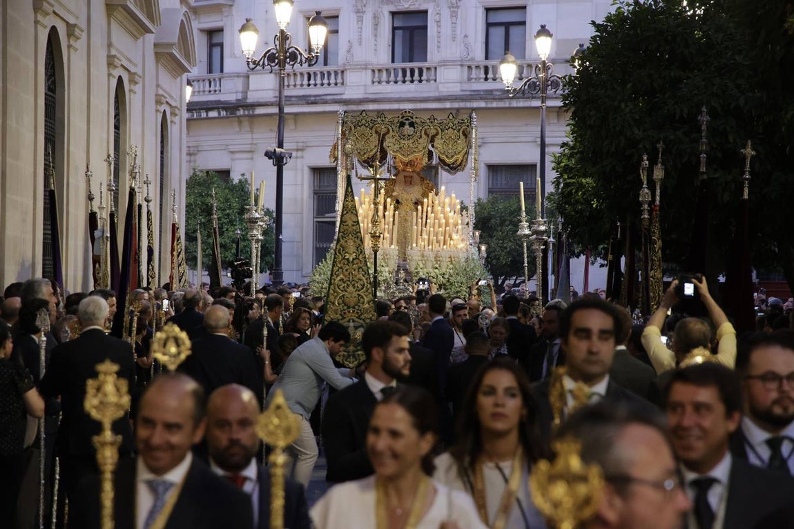 Una multitud de personas acompañó a la Virgen del Rocío hasta su iglesia tras ser coronada en la Catedral de Sevilla