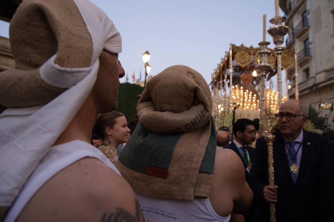 Una multitud de personas acompañó a la Virgen del Rocío hasta su iglesia tras ser coronada en la Catedral de Sevilla