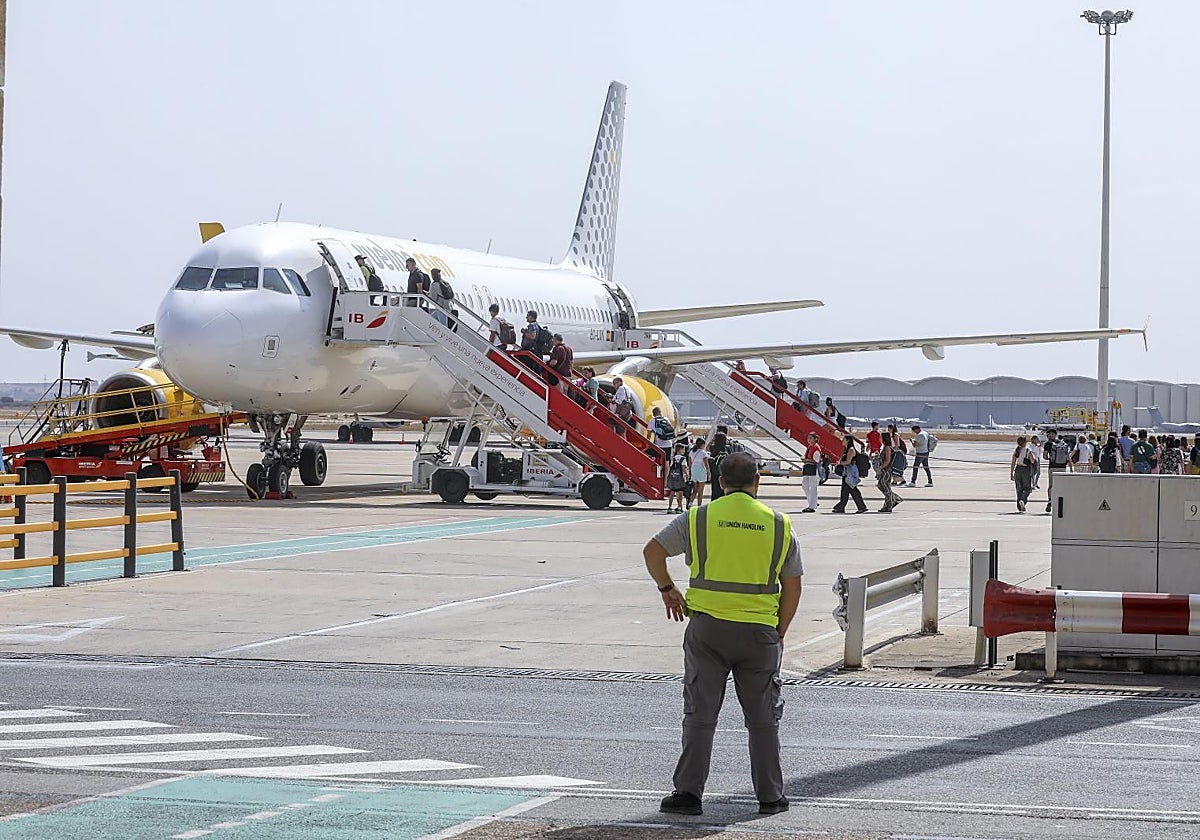 Pasajeros embarcando en un avión en el aeropuerto de Sevilla