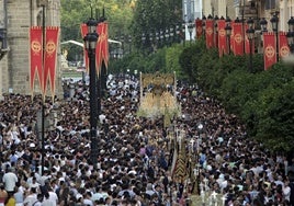 Sevilla corona a la Virgen del Rocío en una procesión llena de simbolismo
