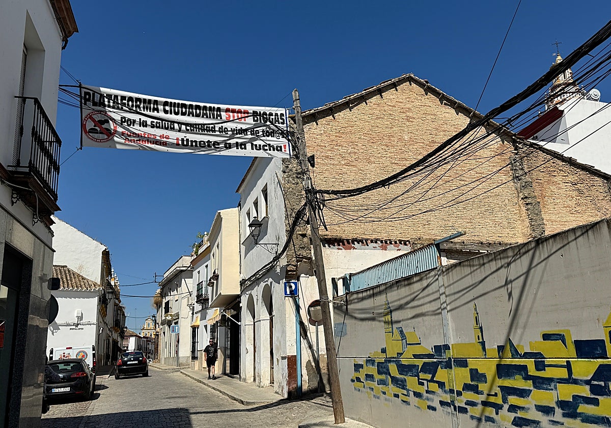 Una pancarta contra la instalación de la planta de biogás en el centro de Fuentes de Andalucía