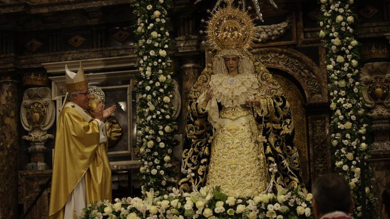 Sevilla corona a la Virgen del Rocío en una procesión llena de simbolismo