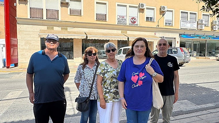 Representantes de la plataforma ciudadana junto a uno de los carteles en contra de la planta de biogás