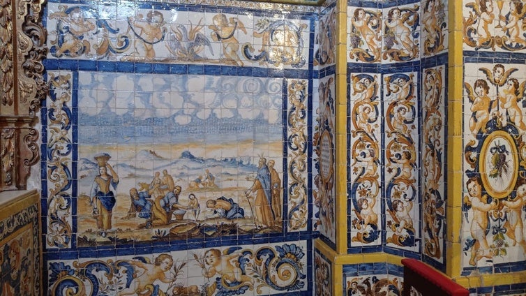 La cerámica sevillana en el zócalo de la capilla del Nazareno de Rota