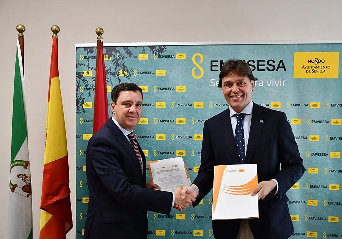 El rector de la UPO, Francisco Oliva, y el presidente del Consejo de Administración de Emvisesa, Juan de la Rosa
