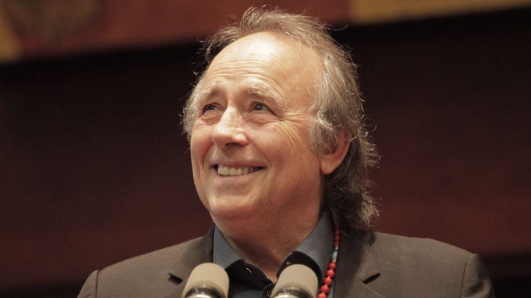 La Universidad de Sevilla galardona a Joan Manuel Serrat con su IX Premio de Cultura