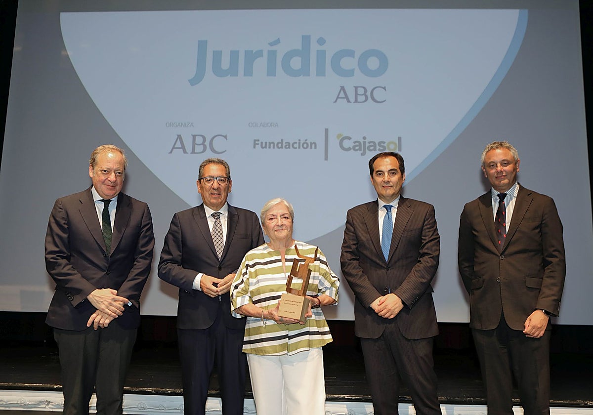 Álvaro Rodríguez Guitart, Antonio Pulido, Elisa Pérez, José Antonio Nieto y Alberto García Reyes, durante la entrega del XIV Premio Jurídico ABC