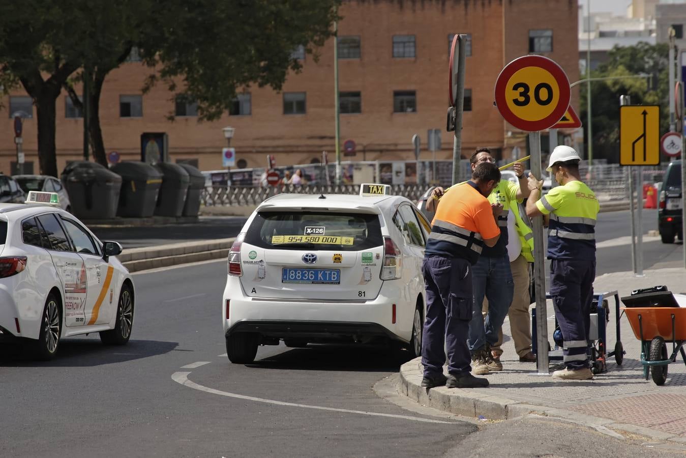 Atascos en la Macarena por las obras de la línea 3 del metro, en imágenes