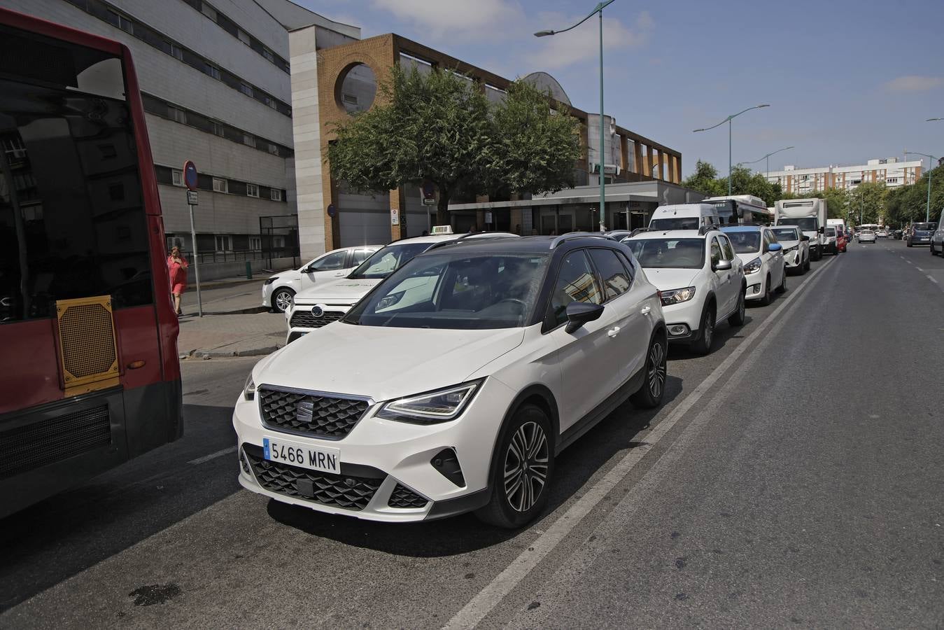 Atascos en la Macarena por las obras de la línea 3 del metro, en imágenes