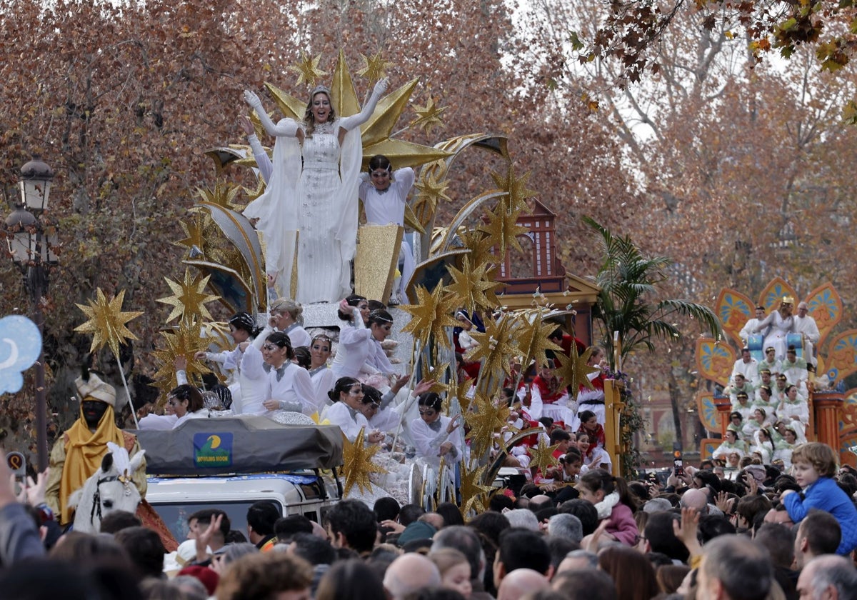 Las carrozas de la Cabalgata de Reyes Magos de Sevilla saliendo desde el Rectorado