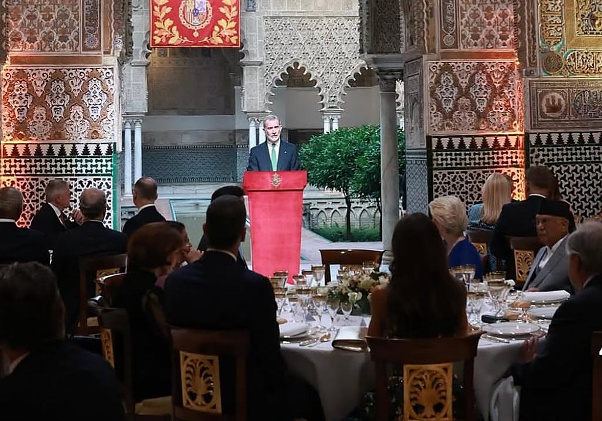 El rey Felipe VI se dirige a los mandatarios mundiales que acudieron a la gala inaugural de la Cumbre de la ONU en el Alcázar