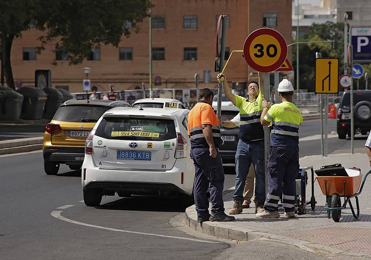 Unos trabajadores cambian las señalizaciones de la zona afectada por las obras