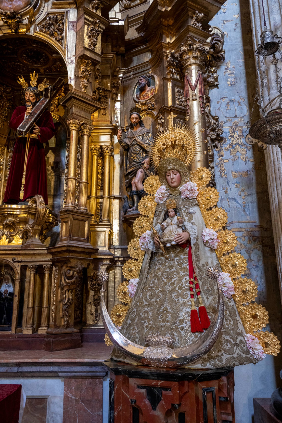 La Virgen del Rocío de Sevilla, en el retablo del Cristo de los Afligidos