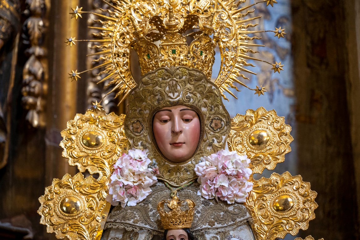 La Virgen del Rocío de Sevilla, en el retablo del Cristo de los Afligidos