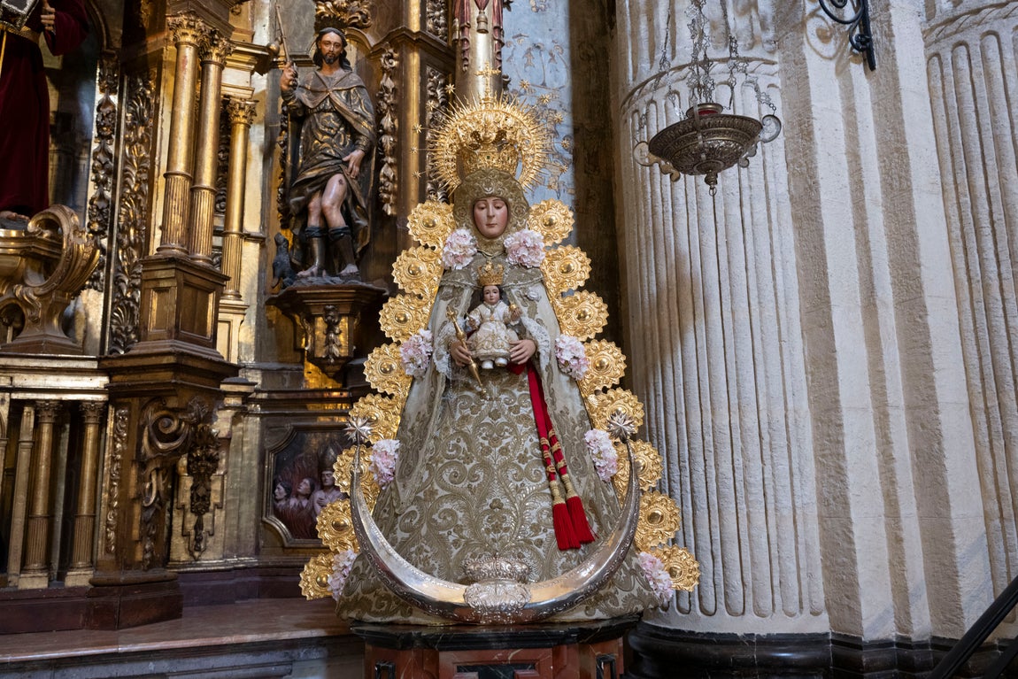 La Virgen del Rocío de Sevilla, en el retablo del Cristo de los Afligidos