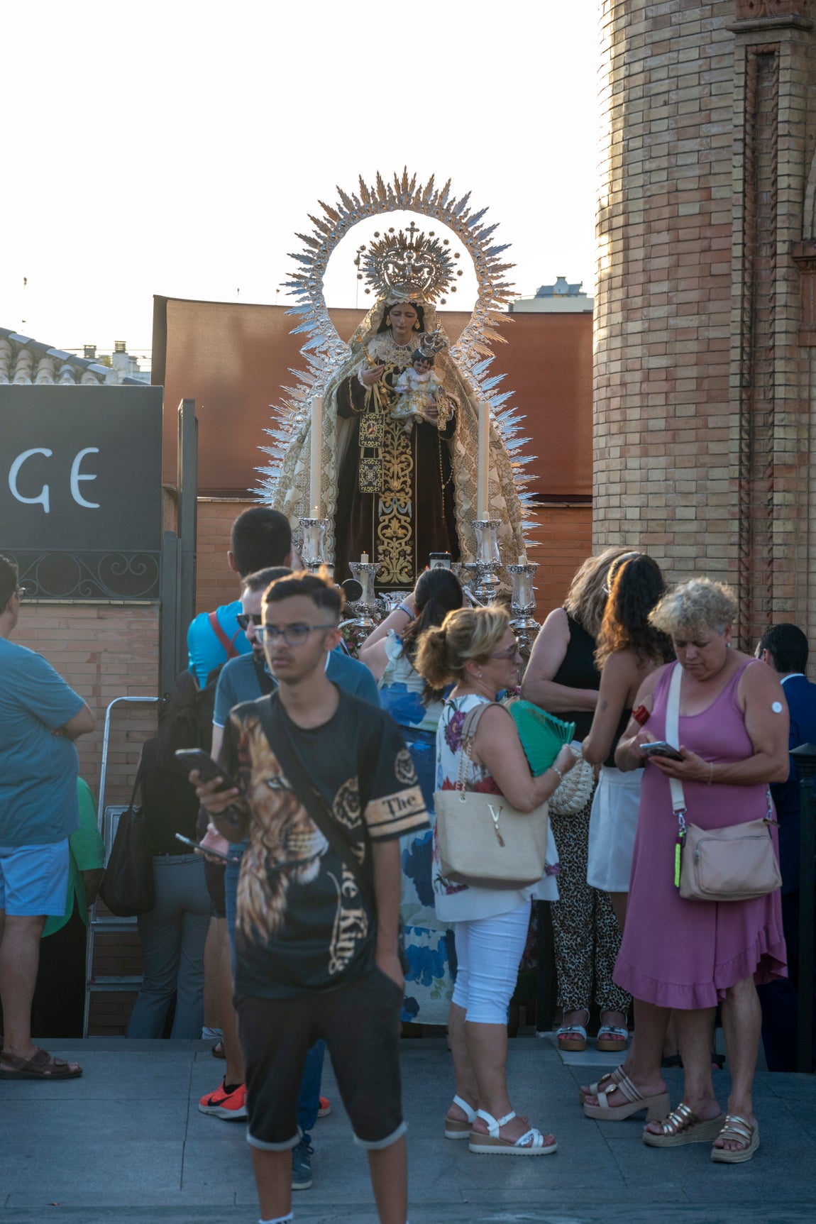 El traslado de la Virgen del Carmen del Puente de Triana a la parroquia de la O
