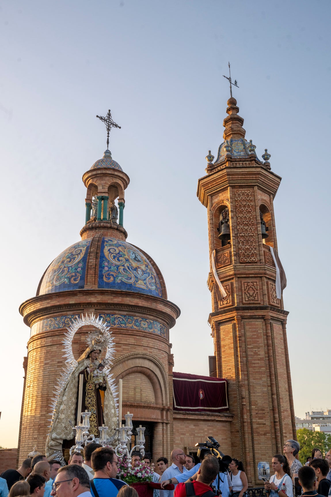El traslado de la Virgen del Carmen del Puente de Triana a la parroquia de la O