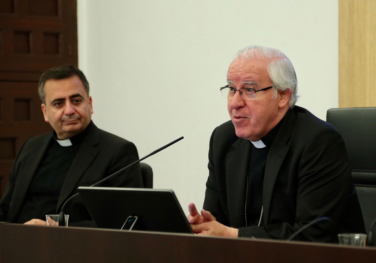 El arzobispo junto a Leonardo Sánchez, delegado diocesano de medios de comunicación