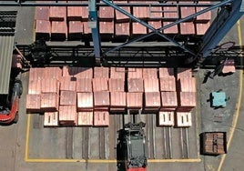 Cátodos de cobre almacenados en la fundición de Atlantic Copper de Huelva