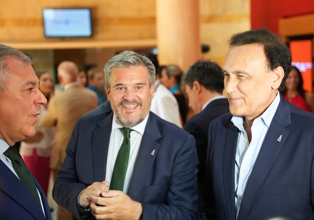 Luis Pérez, junto al consejero de Universidad, José Carlos Villamandos, y el alcalde de Sevilla, José Luis Sanz