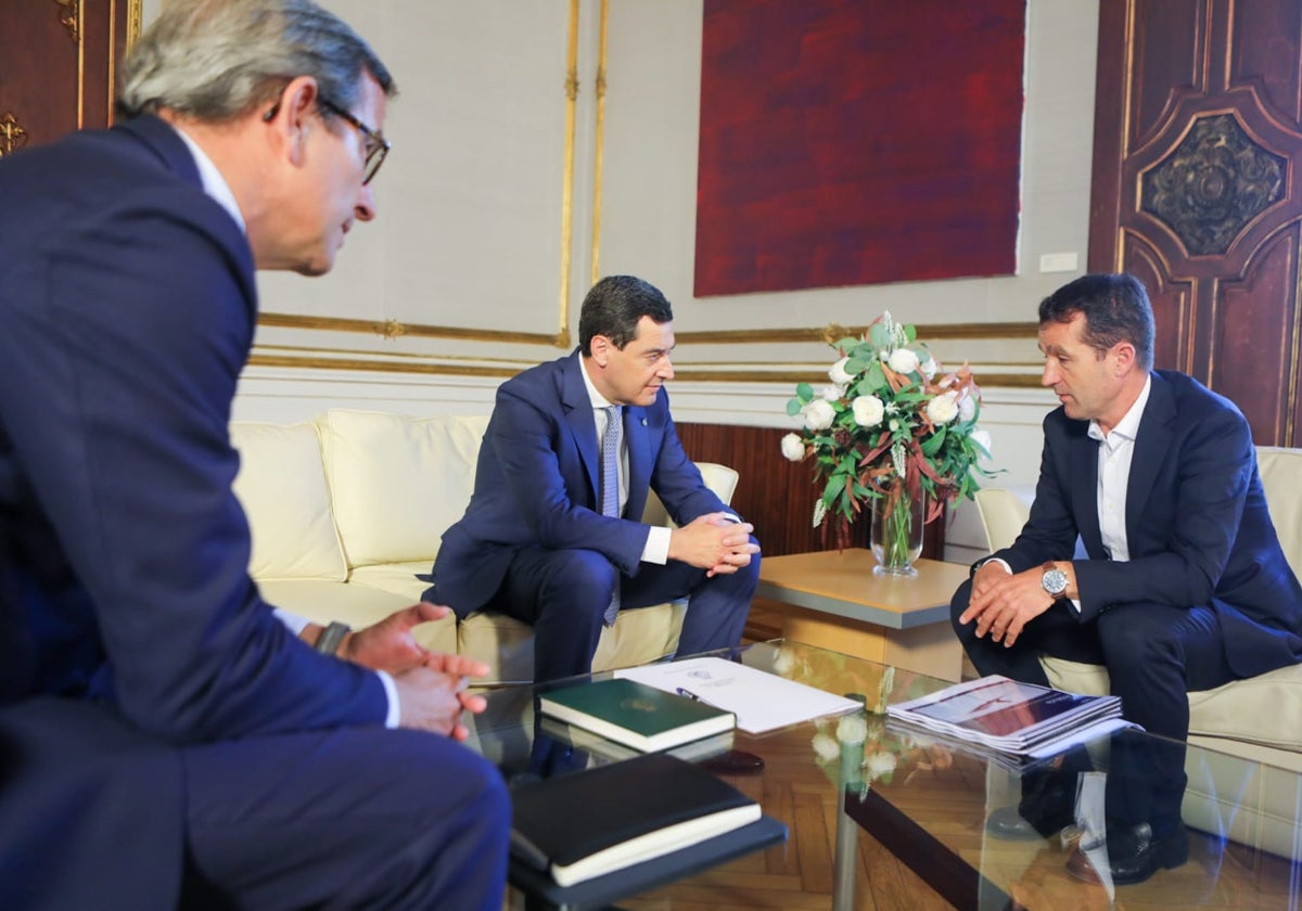 Jorge Paradela, Juanma Moreno y Ángel Escribano en el encuentro de hoy en San Telmo