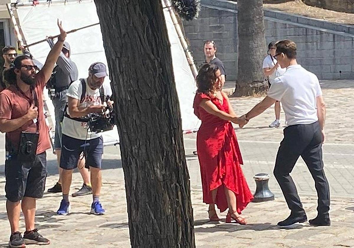 Los actores de 'Berlín' y el equipo de grabación en Sevilla