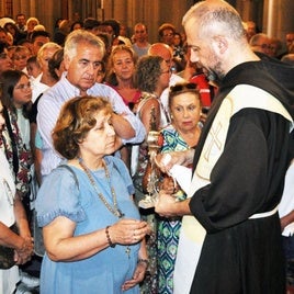 Fieles venerando las reliquias de Carlo Acutis en el Santuario de Regla de Chipiona