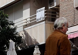 El sevillano destina casi la mitad de su sueldo a pagar el alquiler